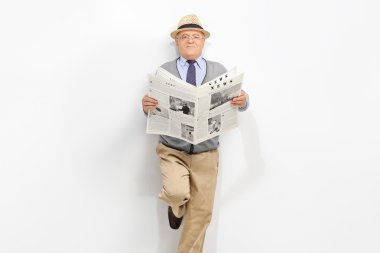 üst düzey beyefendi bir gazete tutan 