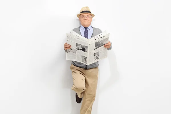Älterer Herr hält eine Zeitung in der Hand — Stockfoto