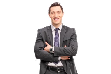 Gri takım elbiseli kendine güvenen genç işadamı