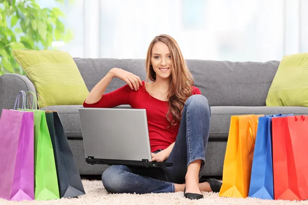 Junge Frau mit Laptop — Stockfoto