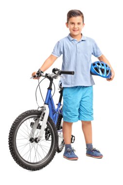 Küçük çocuk bisikleti ile poz