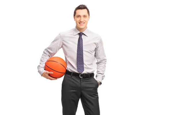 Jovem empresário segurando um basquete — Fotografia de Stock