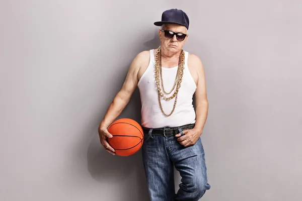 Tjurig senior mannen i en hip-hop outfit — Stockfoto