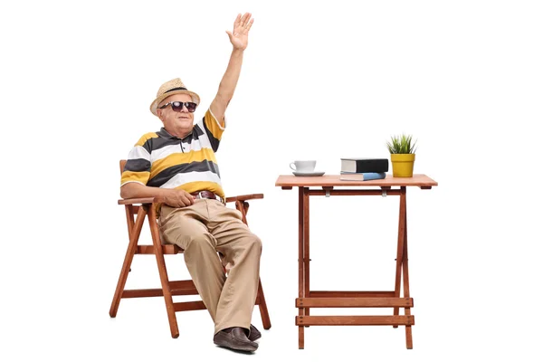 Senior man zwaaien met hand — Stockfoto