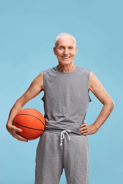 Pria dalam pakaian olahraga memegang bola basket — Stok Foto