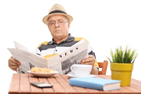 Man läser en tidning — Stockfoto