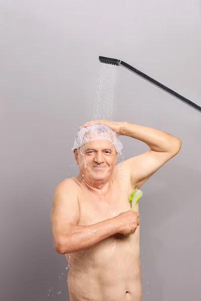 Egy férfi zuhanyozik. — Stock Fotó