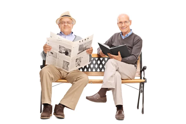 Two seniors sitting on a wooden bench — Stock Photo, Image