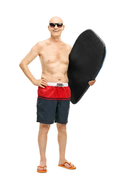 Starszy mężczyzna trzymając deskę surfingową — Zdjęcie stockowe