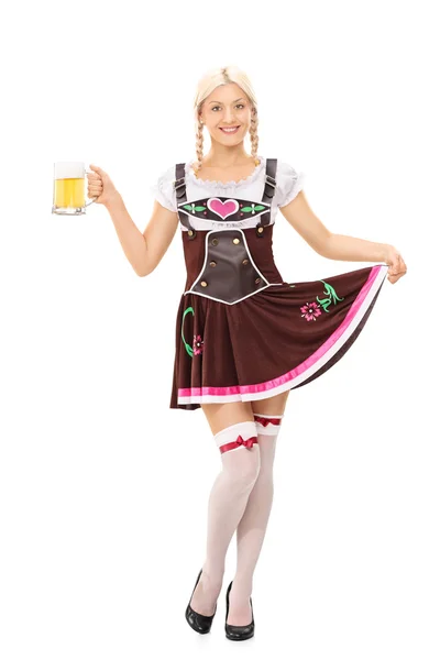 Donna in costume bavarese con birra in mano — Foto Stock