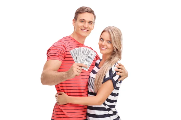 Mannen innehar pengar med sin flickvän — Stockfoto