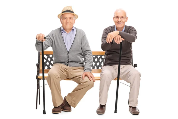 Δύο κύριοι ανώτερος που κάθεται σε ένα παγκάκι — Φωτογραφία Αρχείου