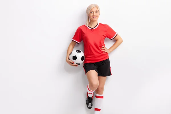 Vrouwelijke voetballer in een rode trui — Stockfoto