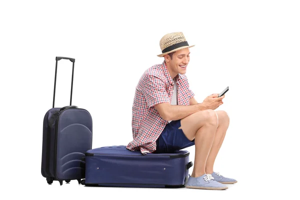 Tourist typing a message on cell phone — Stock Photo, Image
