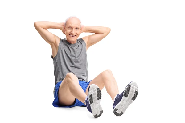 Uomo anziano facendo crunches stomaco — Foto Stock