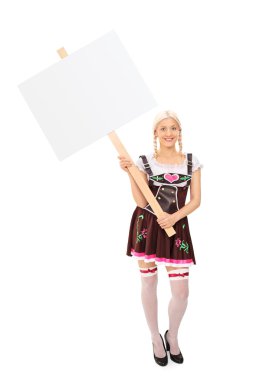 Kadın bir afiş tutarak Bavyera kostümlü 