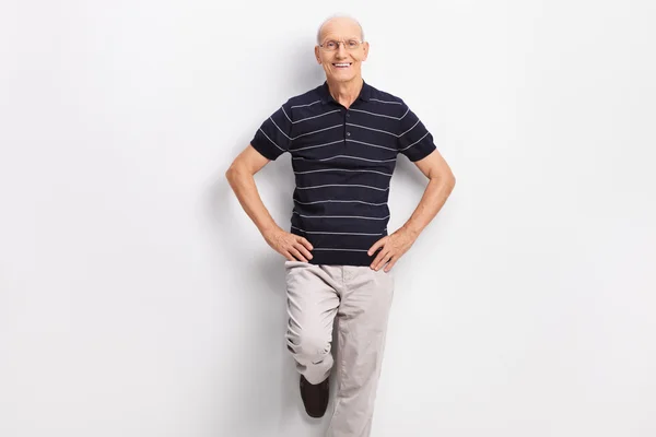 Glada senior herre i casual kläder — Stockfoto