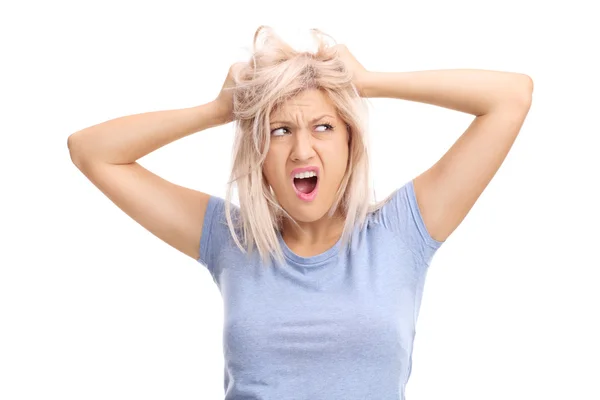 Разочарованная женщина дергает за волосы — стоковое фото