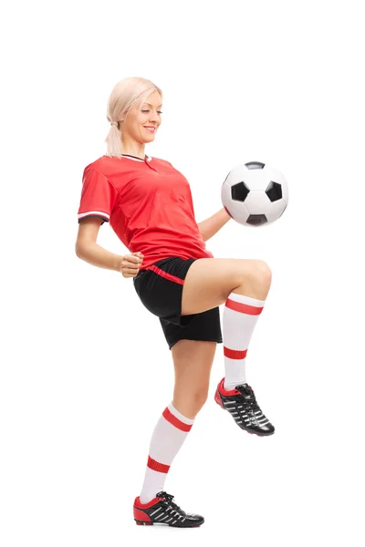 Jogador de futebol feminino malabarismo uma bola — Fotografia de Stock