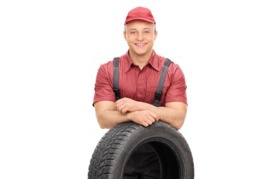 otomobil lastiği arkasında mekanik duran