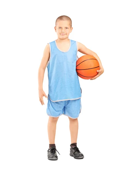 Menino segurando um basquete — Fotografia de Stock