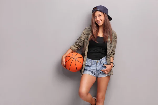 Menina adolescente legal segurando um basquete — Fotografia de Stock