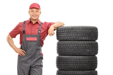 erkek makinist lastik bir yığın üzerinde yaslanmış
