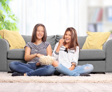 patlamış mısır yemek ve Tv izlerken kız