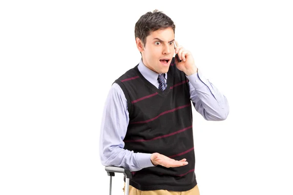 Θυμωμένος άνθρωπος μιλώντας στο τηλέφωνο — Stockfoto