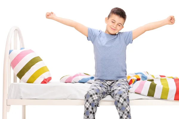 Liten pojke i pyjamas sträcker sig själv — Stockfoto