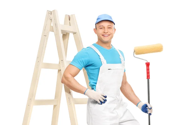 Pintor de casa sosteniendo un rodillo de pintura — Foto de Stock