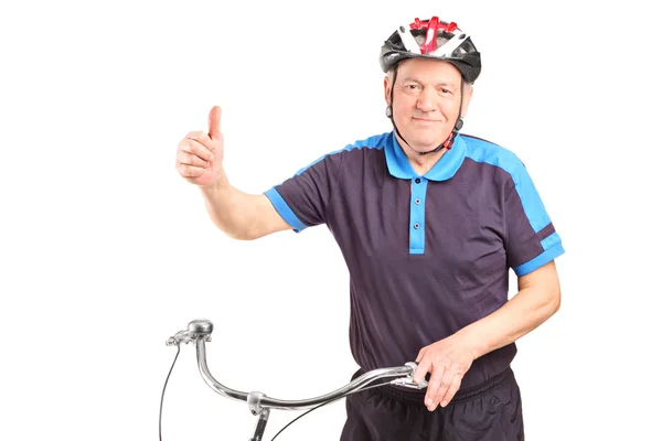 Maduro homem com uma bicicleta dando um polegar para cima — Fotografia de Stock