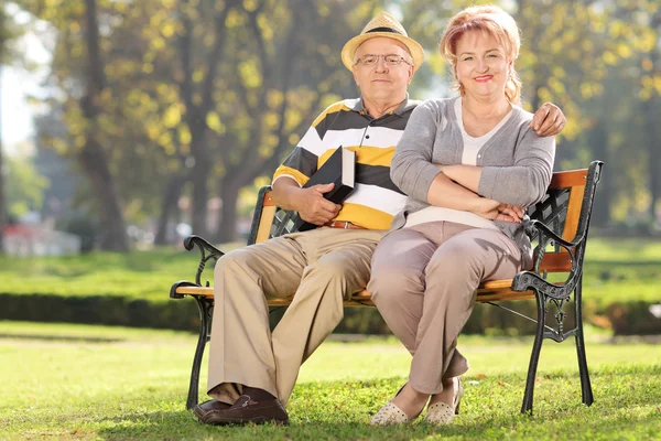 Couple mature jouissant d'une journée ensoleillée — Photo