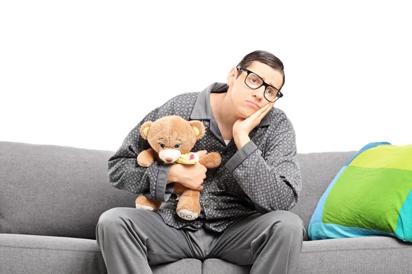 Hombre en pijama sosteniendo un oso de peluche —  Fotos de Stock