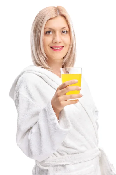 女孩穿着浴袍，拿着一杯橙汁 — 图库照片