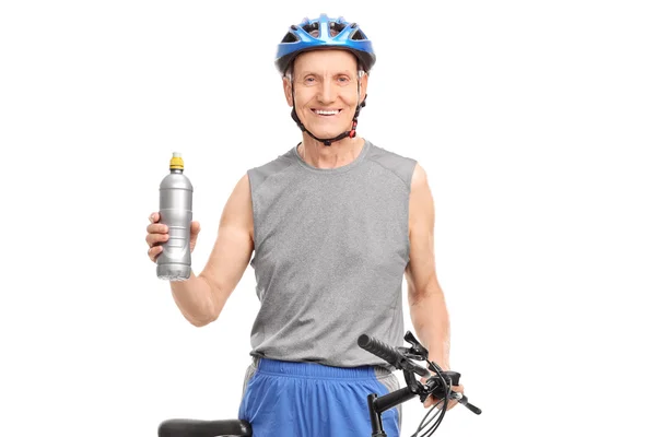 Ciclista sênior segurando uma garrafa de água — Fotografia de Stock