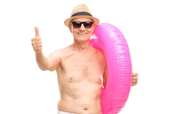 Senior mit Schwimmring gibt Daumen ab — Stockfoto
