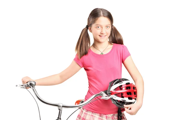 Adolescente sosteniendo un casco y empujando una bicicleta — Foto de Stock