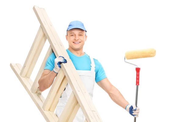 Pintor sosteniendo un rodillo de pintura y escalera — Foto de Stock