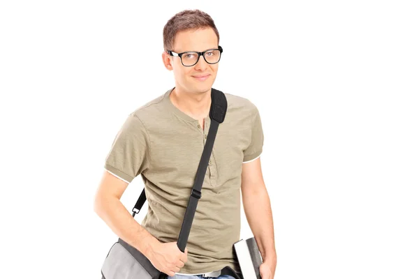 Jovem estudante do sexo masculino segurando um livro — Fotografia de Stock