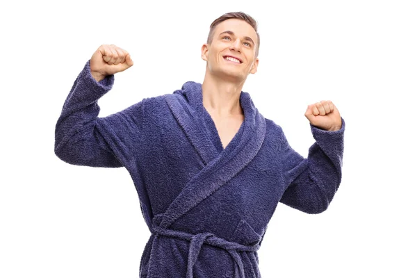 年轻男子穿着浴袍伸了个懒腰 — 图库照片