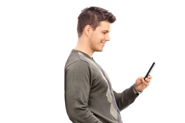 Jeune homme textos sur téléphone portable — Photo