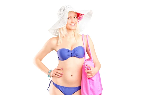 Junge Frau im Bikini mit rosa Tasche — Stockfoto