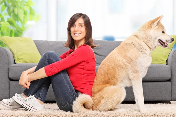 Ung kvinna poserar med sin hund — Stockfoto