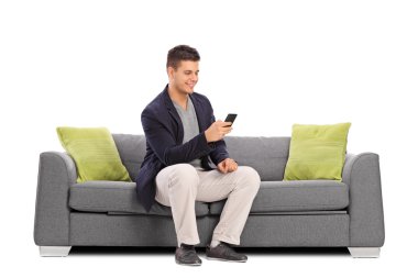 Adam cep telefonuyla yazarak Divan