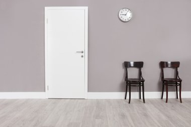 Bekleme odasında iki ahşap sandalye
