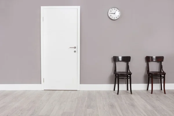 Bekleme odasında iki ahşap sandalye