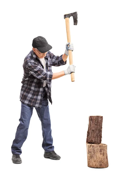 Senior man splitting wood with axe — Stock Photo, Image