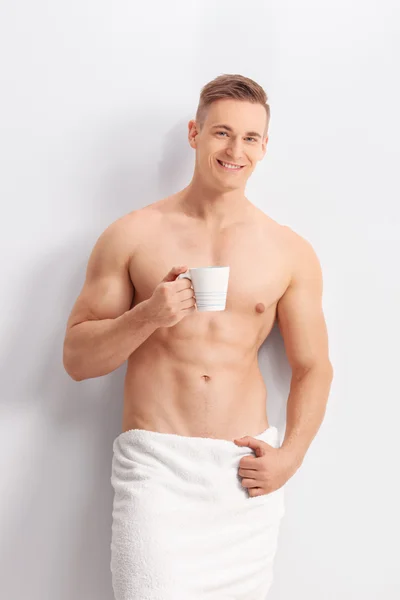 Przystojny mężczyzna trzyma kubek kawy — Zdjęcie stockowe