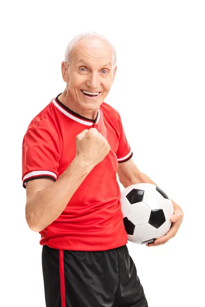 Joyful homem idoso segurando uma bola de futebol — Fotografia de Stock